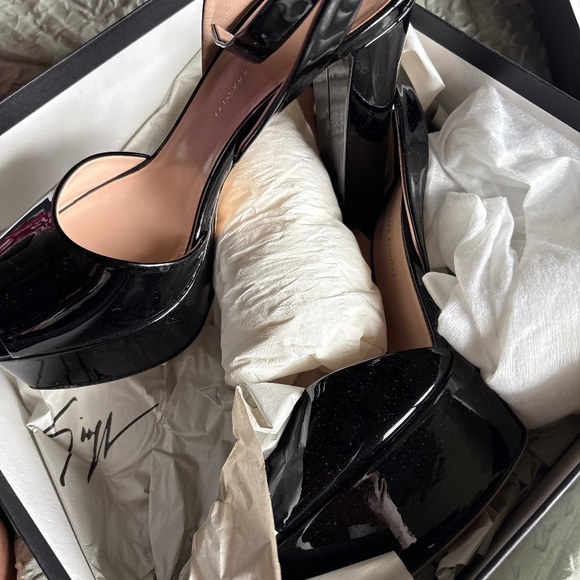 Giuseppe Zanotti https://posh.mk/TDa32lAtjUb - Picture 1 of 6